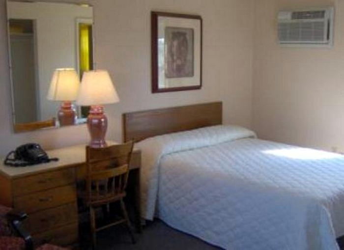 Scenic Motel (Scenic Inn) - Web Listing (newer photo)